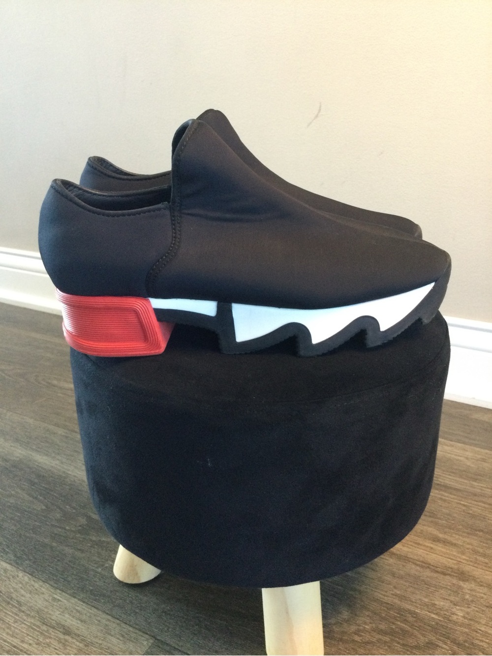 Women’s Slip-On Platform shoes in Black and Red